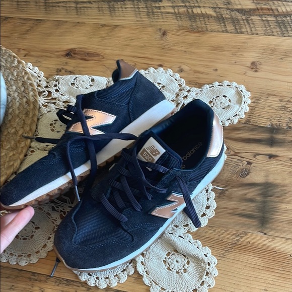 New Balance Blue and Pink Sneakers Athletic Design - Picture 10 of 10